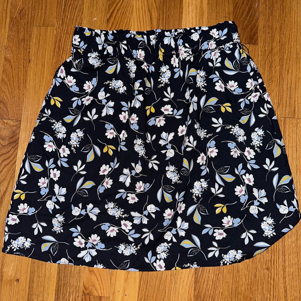 LOFT comfy floral work or casual skirt 🌸